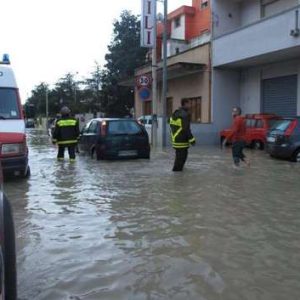 Via Veglie - Vigili del fuoco in azione